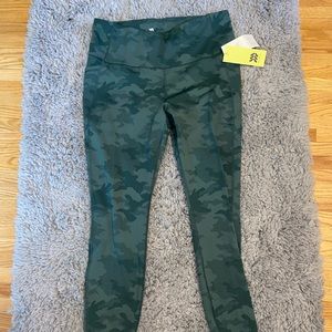 Fun green deigned leggings! High rise!